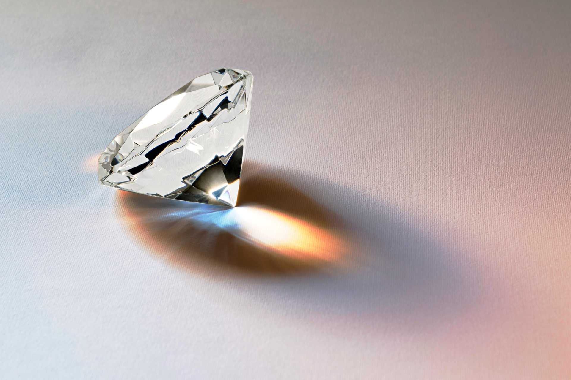Faceted,Diamond,Gemstone,With,Brilliant,Internal,Refraction,To,Be,Mounted