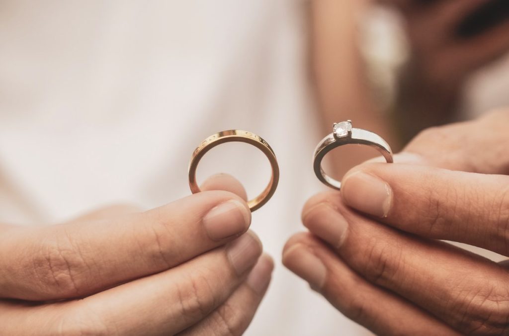 do men wear engagement rings